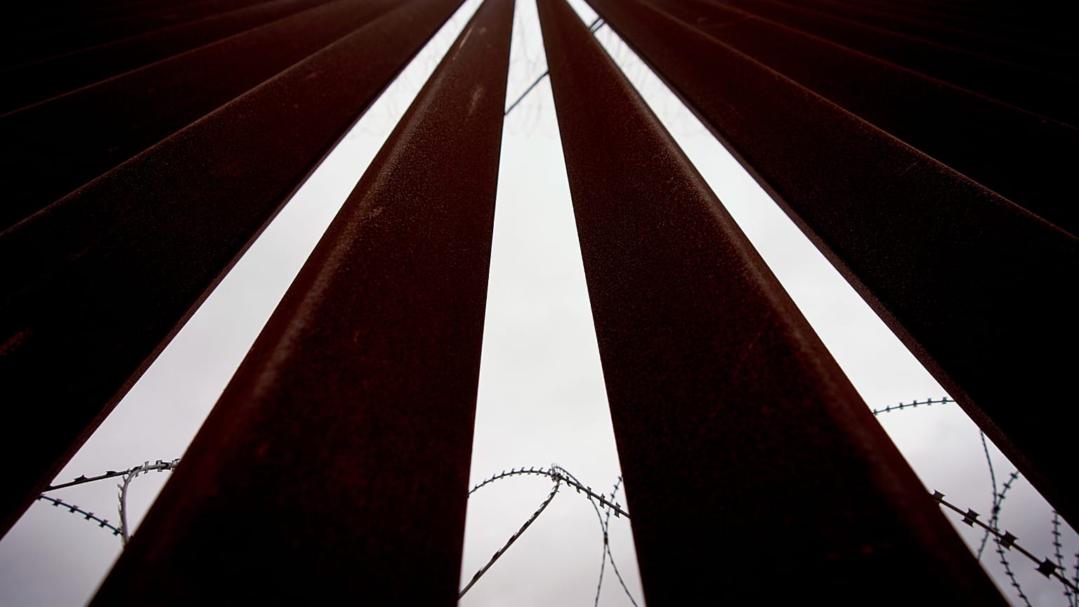 Linhas de concertina no interior de um muro fronteiriço que separa o México dos Estados Unidos, 4 de junho de 2025
