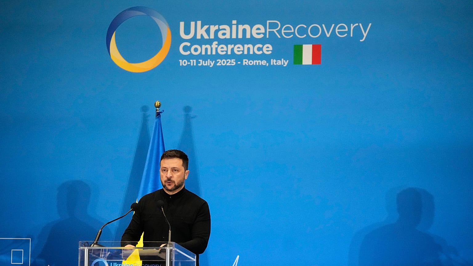 Ukrayna Devlet Başkanı Volodymyr Zelenskyy, Roma'da düzenlenen Ukrayna İyileştirme Konferansı sırasında gazetecilerle konuşuyor, 10 Temmuz, 2025