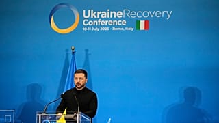 Il presidente ucraino Volodymyr Zelenskyy parla con i giornalisti durante la Conferenza sulla ripresa dell'Ucraina a Roma, 10 luglio 2025.