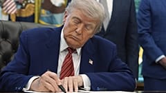 Donald Trump rendeletet ír alá az Ovális Irodában