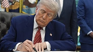 Donald Trump rendeletet ír alá az Ovális Irodában