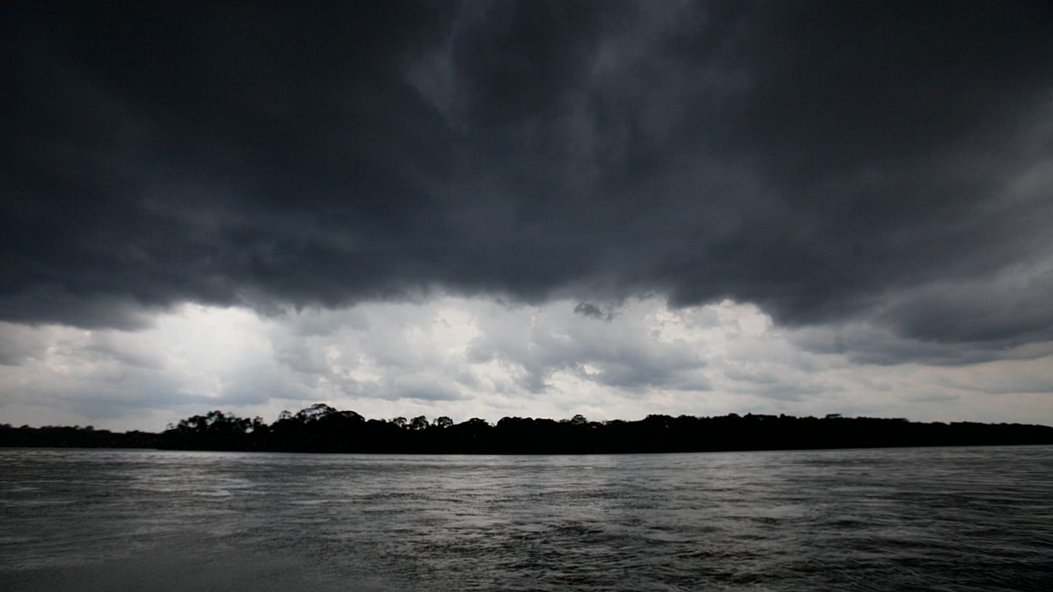 ARCHIVO - El río Napo fluye en la región amazónica de Ecuador, 16 de enero de 2014.