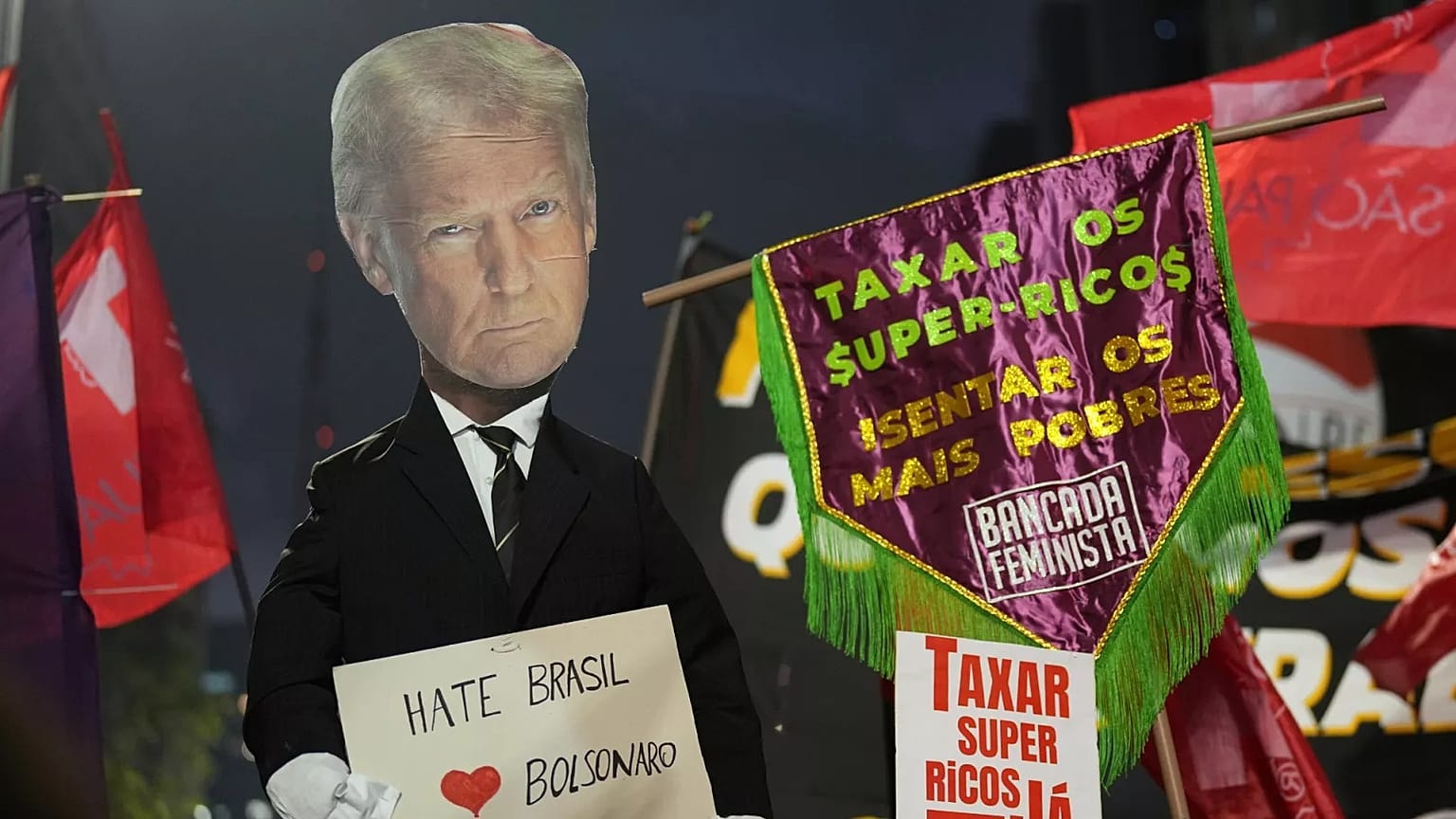Чучело президента США Дональда Трампа на акции протеста против 50% пошлин на бразильский импорт, Сан-Паулу, 10 июля 2025 года. 