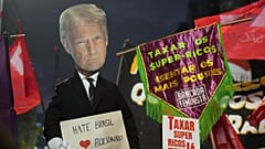Demonstranten halten ein Bildnis von US-Präsident Donald Trump in die Höhe. Sie reagieren damit auf Trumps Ankündigung, 50 % der Zölle auf brasilianische Waren zu erheben, in Sao Paulo, Donnerstag, 10. Juli 2025. (AP P