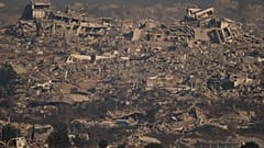 Gebäude, die während der israelischen Boden- und Luftoperationen zerstört wurden, stehen im Norden des Gazastreifens, vom Süden Israels aus gesehen, Donnerstag, 10. Juli 2025.