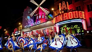 Des danseurs se produisent lors de l'inauguration du moulin à vent du Moulin Rouge à Paris, le 5 juillet 2024