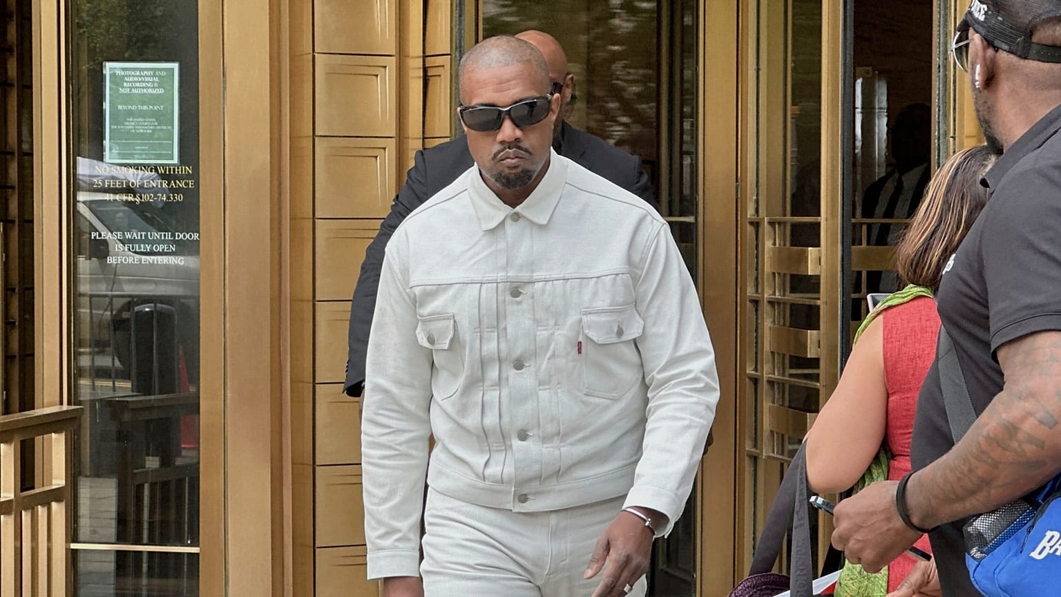 Kanye West távozik Sean "Diddy" Combs bírósági tárgyalásáról New Yorkban