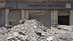 Una sucursal destruida del Banco de Palestina en el barrio de Tal al-Hawa de la ciudad de Gaza. 9 de julio de 2025.