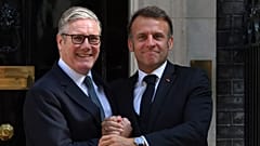 Der französische Präsident Emmanuel Macron trifft den britischen Premierminister Keir Starmer in der Downing Street 10 in London, Donnerstag, 10. Juli 2025, zu einem britisch-französischen Gipfel.