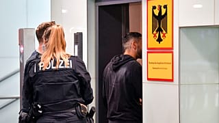 Eine Polizistin mit türkischen Migrationshintergrund wird verdächtigt für die Türkei spioniert zu haben. (Symbolbild)