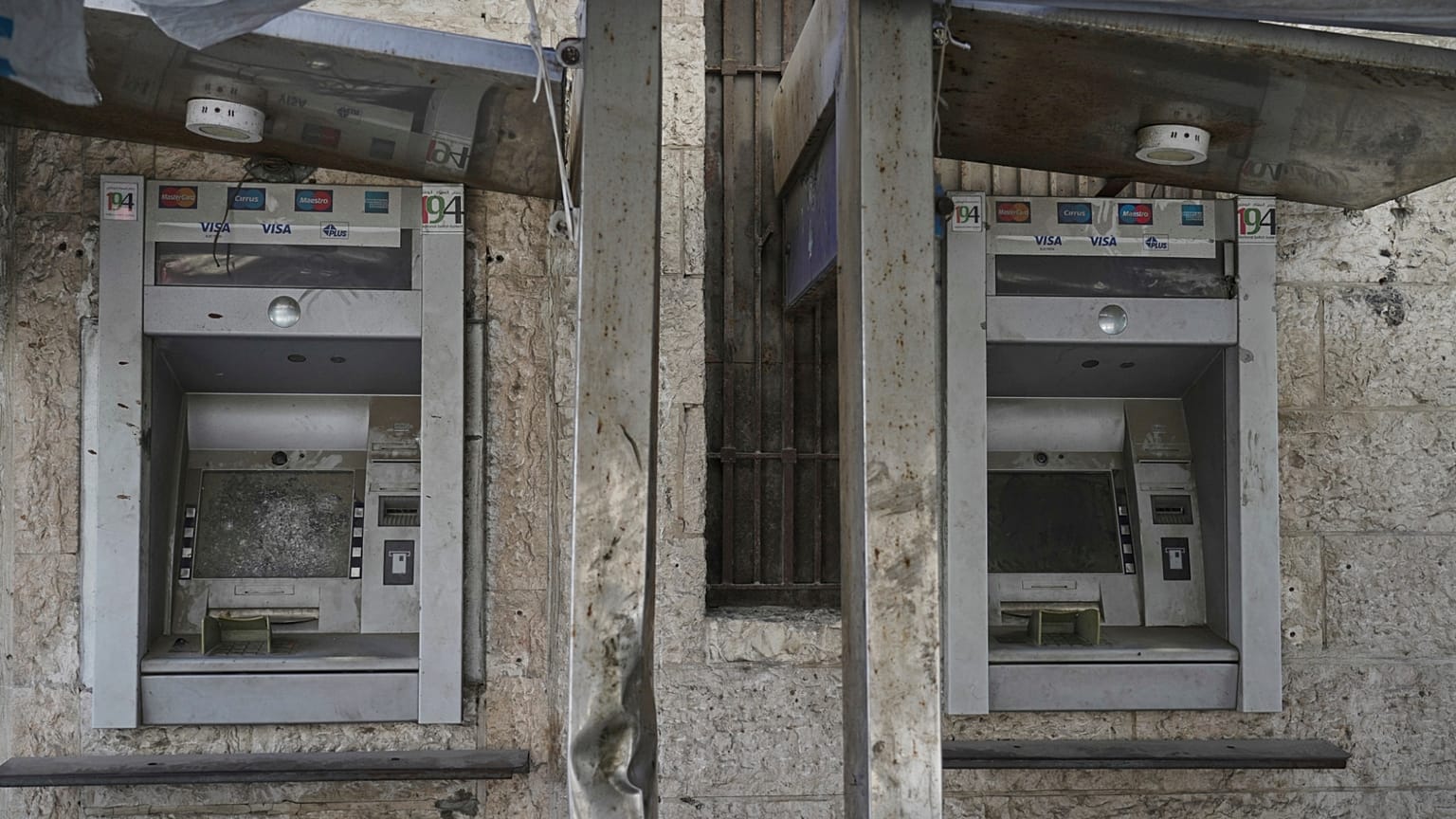 تُرى أجهزة الصراف الآلي المعطلة لبنك العرب في مدينة غزة يوم الأربعاء 9 يوليو 2025.