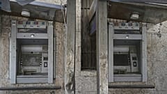 Kaputte Geldautomaten der Arab Bank sind am Mittwoch, den 9. Juli 2025, in Gaza-Stadt zu sehen.