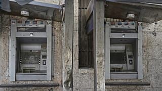 Cajeros automáticos del Arab Bank averiados en la ciudad de Gaza el miércoles 9 de julio de 2025