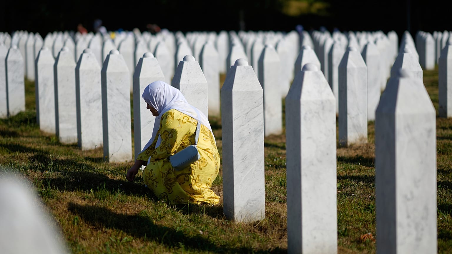 Nach dreißig Jahren erinnern sich die Frauen von Srebrenica noch immer an das schreckliche Massaker, bei dem sie ihre Väter, Brüder und Söhne verloren haben. 