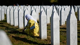 Nach dreißig Jahren erinnern sich die Frauen von Srebrenica noch immer an das schreckliche Massaker, bei dem sie ihre Väter, Brüder und Söhne verloren haben. 