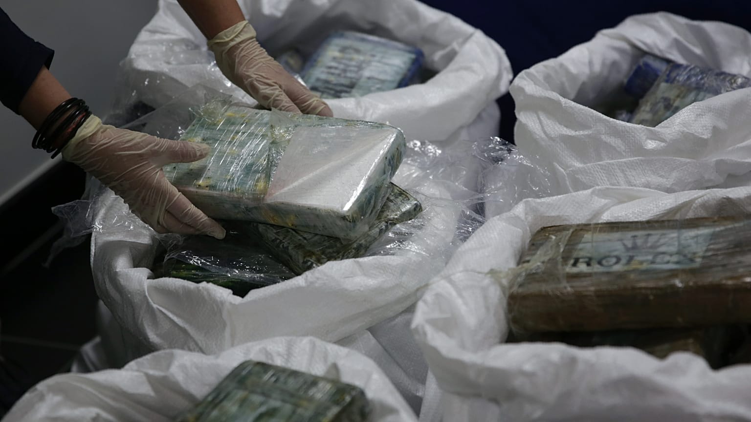 ARQUIVO - Uma grande quantidade de cocaína recentemente apreendida é mostrada à imprensa na sede da polícia portuguesa em Lisboa, quarta-feira, 8 de janeiro de 2020