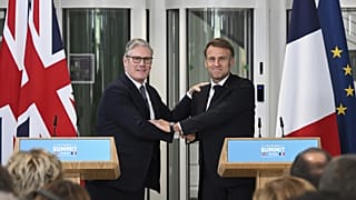 Starmer brit kormányfő és Macron francia elnök Londonban