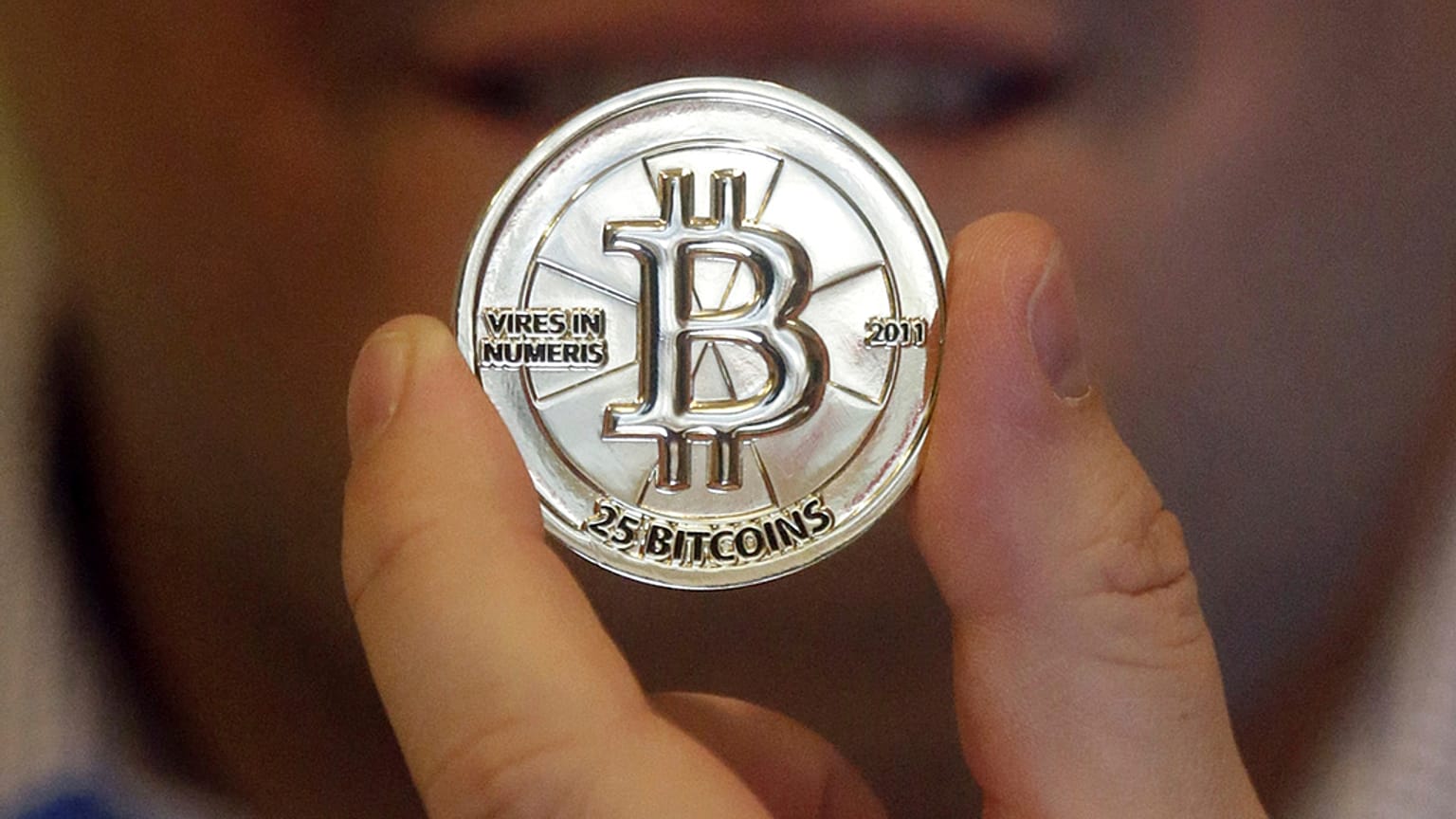 Nesta fotografia de 3 de abril de 2013, uma ficha de 25 Bitcoins é exibida em Sandy, Utah. 