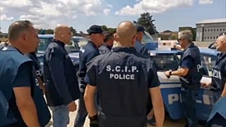 Ο Φράνσις Κάουφμαν στο αεροδρόμιο Ciampino της Ρώμης, συνοδευόμενος από την ιταλική αστυνομία μετά την έκδοσή του από την Ελλάδα, 11 Ιουλίου 2025