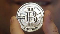 En esta foto del 3 de abril de 2013, se muestra una ficha de 25 Bitcoin en Sandy, Utah. 