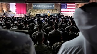 الرئيس دونالد ترامب يتحدث في قاعدة العديد الجوية، الخميس 15 مايو/أيار 2025، في الدوحة، قطر.