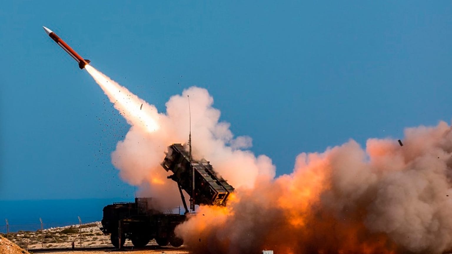 Német katonák tüzelnek a Patriot fegyverrendszerrel a görögországi NATO rakétakilövő létesítményben 2017. november 8-án.