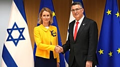 Die Chefin der EU-Außenpolitik, Kaja Kallas (links), schüttelt dem israelischen Außenminister Gideon Sa'ar während des Assoziationsrates EU-Israel im Europäischen Rat die Hand.