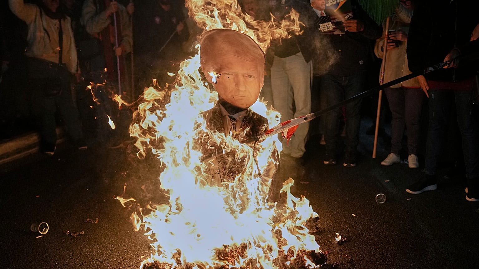 Un cartel de Donald Trump en llamas durante una protesta en Brasil, julio de 2025.
