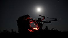 Militares preparan un avión no tripulado Kazhan que entrega suministros y transporta bombas pesadas cerca de Chasiv Yar, 15 de mayo de 2025.