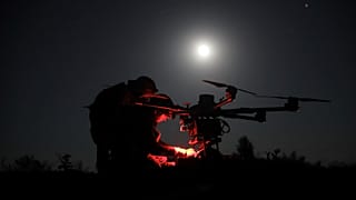 I militari preparano un drone Kazhan che consegna rifornimenti e trasporta bombe pesanti vicino a Chasiv Yar, 15 maggio 2025.