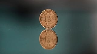 Una ficha de bitcoin se coloca en un espejo para una fotografía en Praga, República Checa, 11 de mayo de 2025.