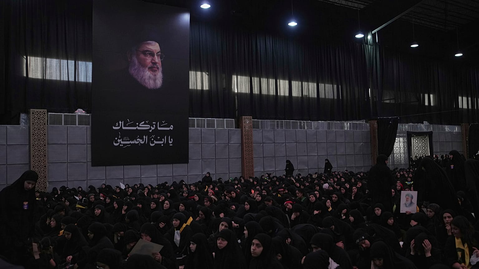 يحضر أنصار حزب الله خطبة تحت لافتة كبيرة لزعيم حزب الله حسن نصر الله خلال تجمع ديني بمناسبة عاشوراء، في الضاحية الجنوبية لبيروت، لبنان، الأحد 6 يوليو/تموز 2025.