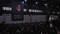يحضر أنصار حزب الله خطبة تحت لافتة كبيرة لزعيم حزب الله حسن نصر الله خلال تجمع ديني بمناسبة عاشوراء، في الضاحية الجنوبية لبيروت، لبنان، الأحد 6 يوليو/تموز 2025.