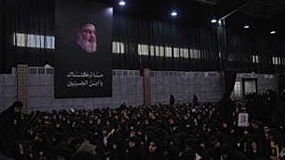 يحضر أنصار حزب الله خطبة تحت لافتة كبيرة لزعيم حزب الله حسن نصر الله خلال تجمع ديني بمناسبة عاشوراء، في الضاحية الجنوبية لبيروت، لبنان، الأحد 6 يوليو/تموز 2025.