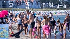 Με καλοκαιρινές θερμοκρασίες και ηλιοφάνεια, οι παραθεριστές και οι κάτοικοι έλκονται από τις παραλίες κατά μήκος της Βαλτικής Θάλασσας.