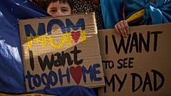Ukrainische Kinder halten Transparente während einer Protestaktion vor der russischen Botschaft in Bukarest, 14. Oktober 2023