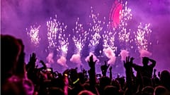 Οι πανηγυριστές απολαμβάνουν DJ και πυροτεχνήματα