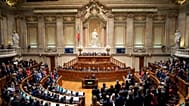 ARQUIVO: Os deputados dos partidos da oposição levantam-se para votar contra uma moção de confiança no Governo no Parlamento português, em Lisboa