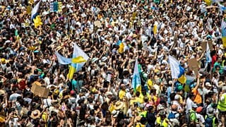 La gente si riunisce durante una manifestazione di massa contro l'eccesso di turismo a Las Palmas de Gran Canaria, 20 agosto 2024