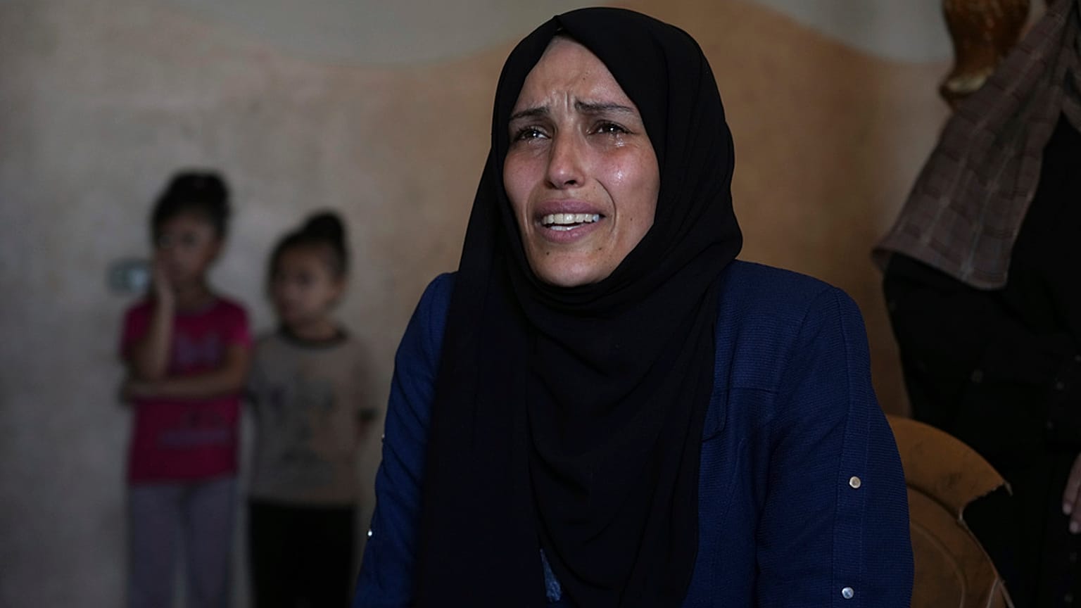  إيمان النوري، أم لطفلين قتلا وأصيب ثالث في غارة إسرائيلية أثناء انتظارها الحصول على مكملات غذائية في عيادة طبية، تتحدث خلال مقابلة، الجمعة 11 يوليو/تموز 2025.