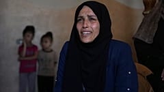  إيمان النوري، أم لطفلين قتلا وأصيب ثالث في غارة إسرائيلية أثناء انتظارها الحصول على مكملات غذائية في عيادة طبية، تتحدث خلال مقابلة، الجمعة 11 يوليو/تموز 2025.