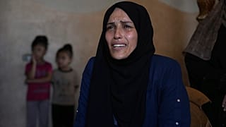  إيمان النوري، أم لطفلين قتلا وأصيب ثالث في غارة إسرائيلية أثناء انتظارها الحصول على مكملات غذائية في عيادة طبية، تتحدث خلال مقابلة، الجمعة 11 يوليو/تموز 2025.
