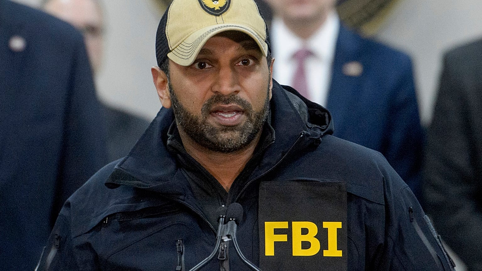 مدير مكتب التحقيقات الفيدرالي كاش باتيل يتحدث خلال مؤتمر صحفي في مكتب الـFBI الميداني في ماناساس، فيرجينيا، بتاريخ 27 مارس 2025