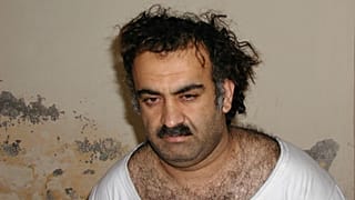 ملف- خالد شيخ محمد، العقل المدبر المزعوم لهجمات 11 سبتمبر/أيلول، بعد وقت قصير من القبض عليه خلال غارة في باكستان، 1 مارس/آذار 2003