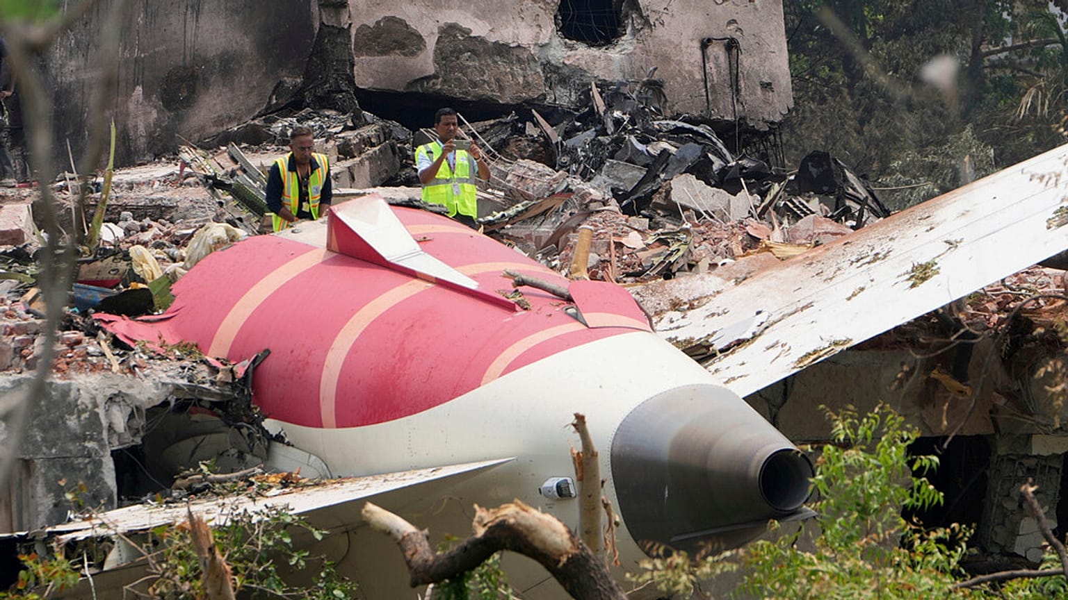 Beamte inspizieren die Absturzstelle der Air India-Maschine vom Donnerstag auf dem Dach eines Gebäudes in Ahmedabad, Indien, Freitag, 13. Juni 2025.