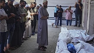 فلسطينيون يصلون على جثث أشخاص قتلوا في غارات إسرائيلية في غزة