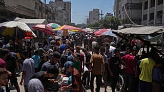 الناس يتجولون في سوق الصحابة في وسط مدينة غزة يوم الأربعاء 9 تموز / يوليو 2025. 