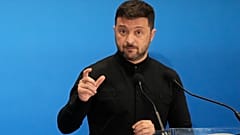 Der ukrainische Präsident Volodymyr Zelenskyy spricht mit Reportern während der Ukraine Recovery Conference im Kongresszentrum La Nuvola in Rom, Donnerstag, 10. Juli 2025