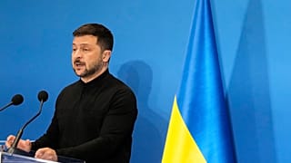 O presidente da Ucrânia, Volodymyr Zelenskyy, fala com os jornalistas durante a Conferência de Recuperação da Ucrânia, em Roma, 10 de julho de 2025.