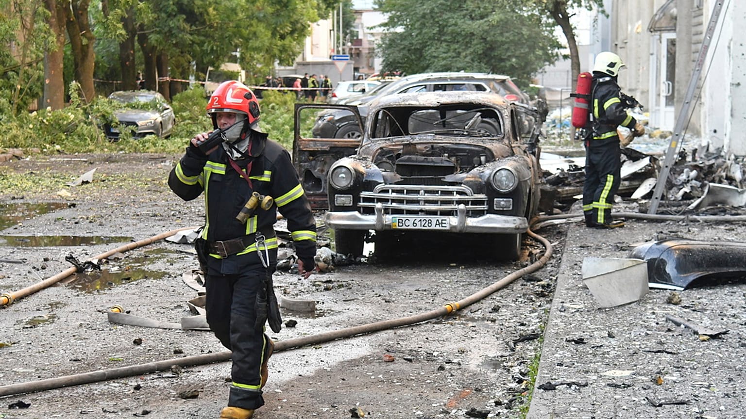 Συνεργεία έκτακτης ανάγκης στο σημείο μετά από ρωσική επίθεση στο Λβιβ
